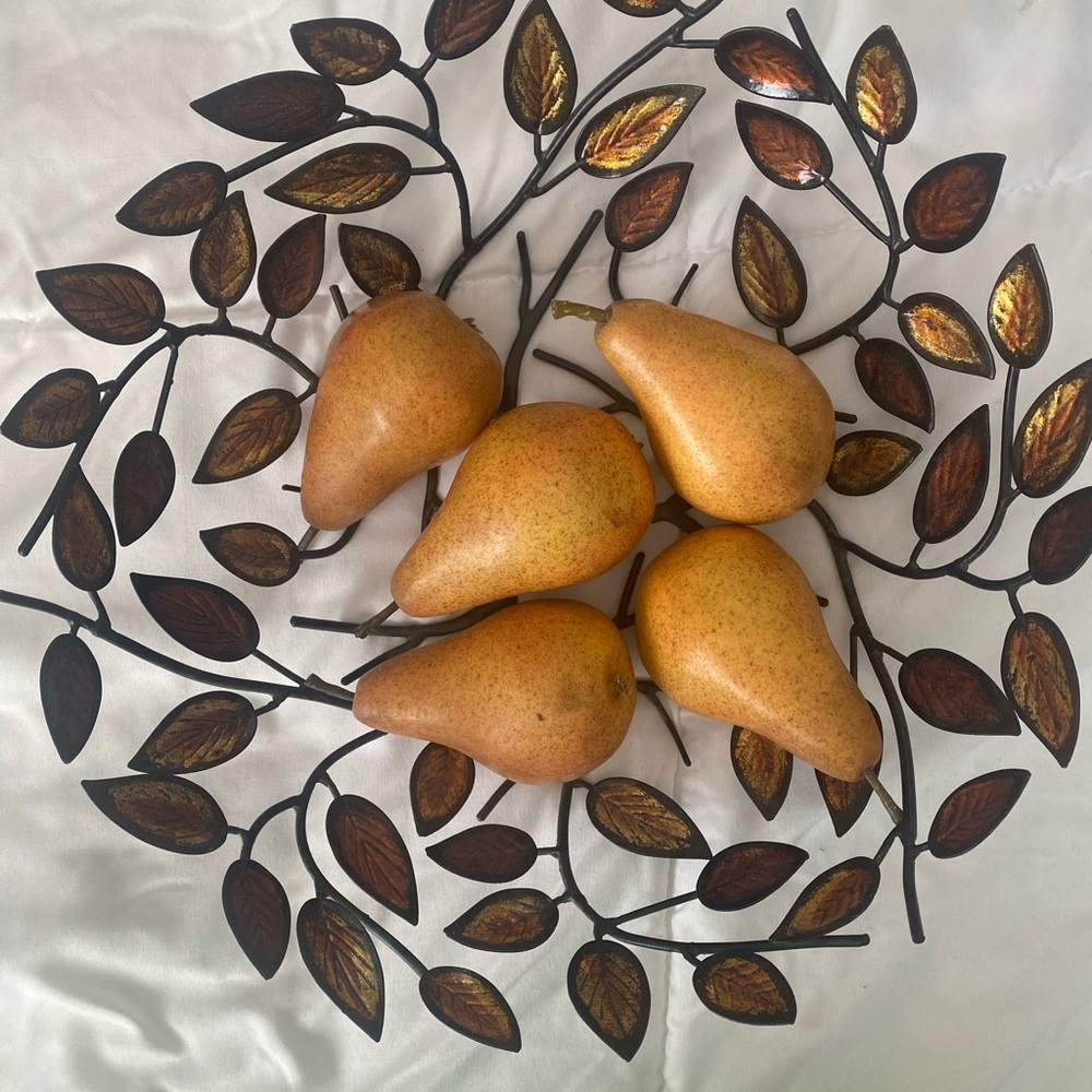Metal basket with enamel leaves